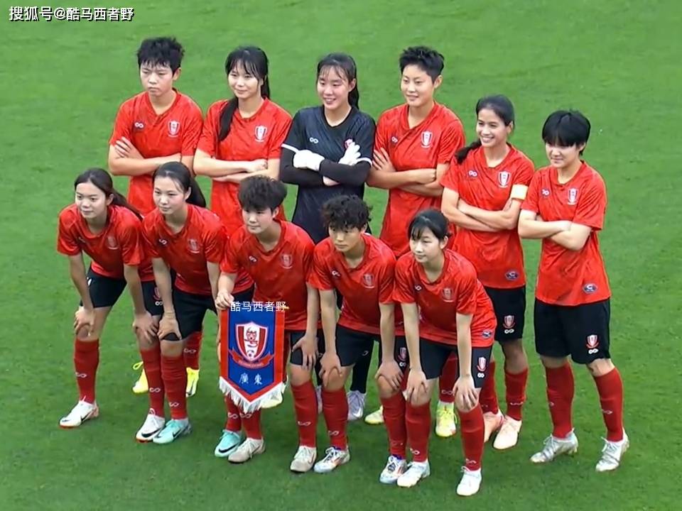 国际足联世俱杯-新赛季女足球员转会市场亮点频现，悬念重重